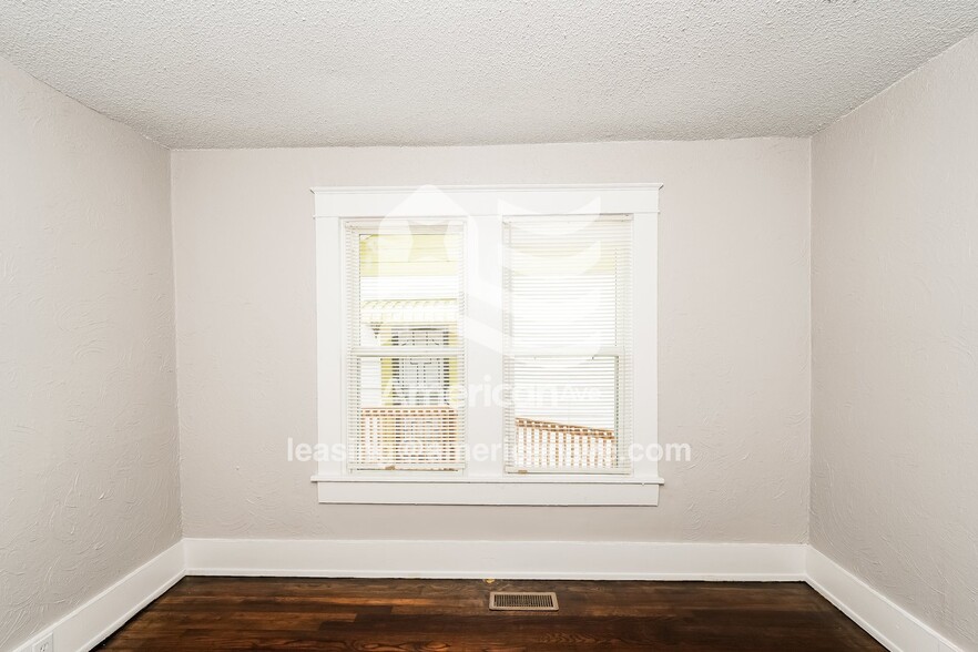 Building Photo - 1746 Center St S