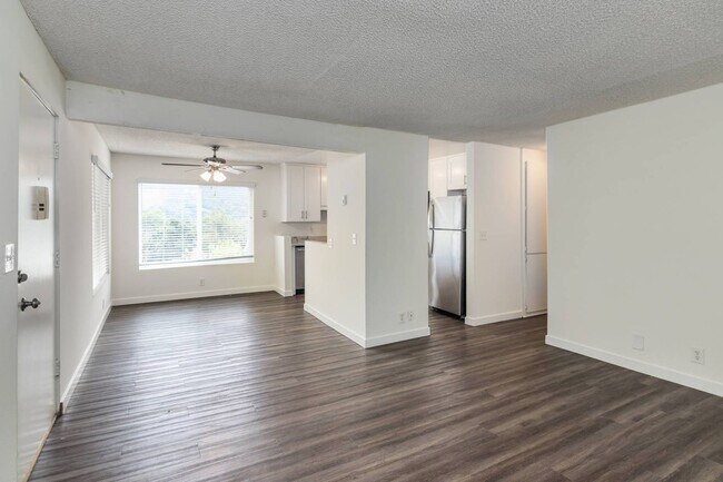 Building Photo - Corner unit with mountain views!!