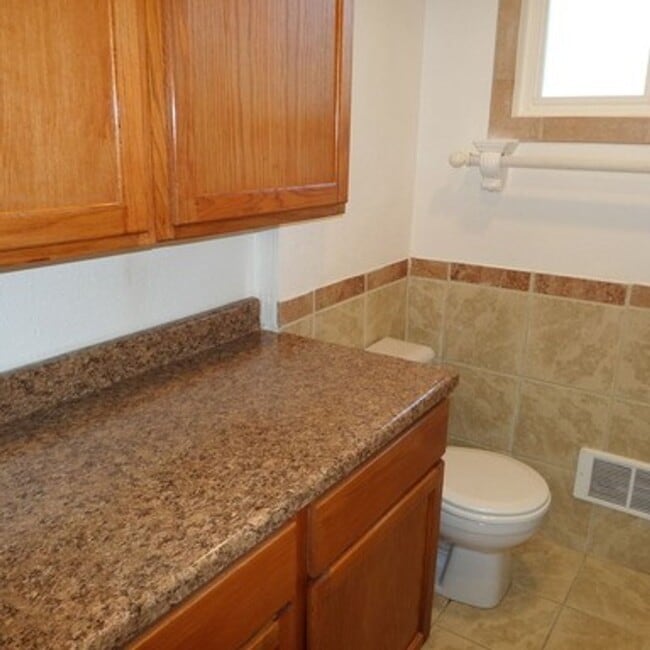 Building Photo - Super Cute & Charming 2-Bedroom Des Moines Home With Giant Fenced Yard!!
