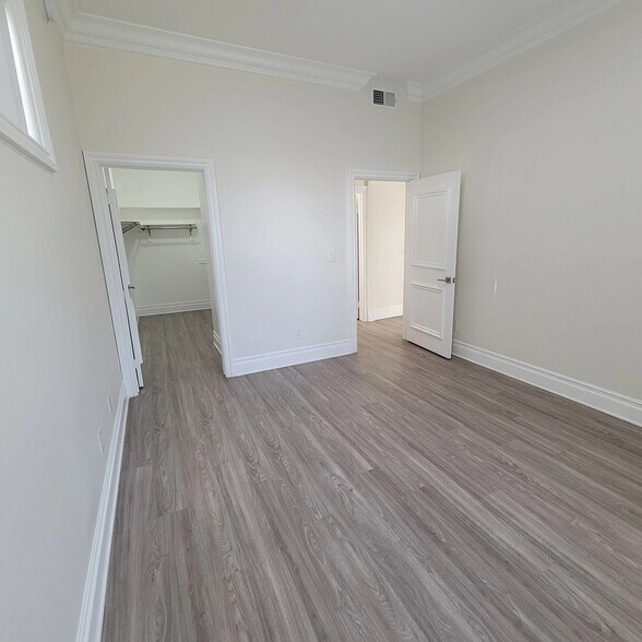 Building Photo - 2669 S Barrington Ave