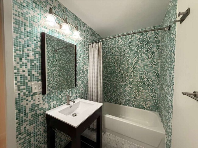 Building Photo - Two Bed Two Bath in Cap Hill (2 Parking Spaces and Storage Included!)