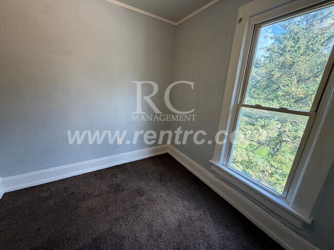 Building Photo - 17.5 Indiana-