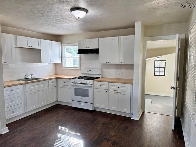 Building Photo - 1627 Oceola Ave