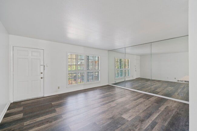Building Photo - Chic 1-Bed Oasis with Pool & Walk-In Closets in Central San Antonio – $975/mo