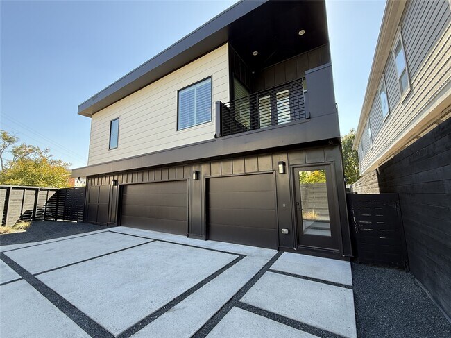 Building Photo - 1015 E 27th St