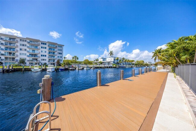 Building Photo - 2752 NE 3rd St