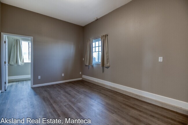 Building Photo - 3009 W Lathrop Rd
