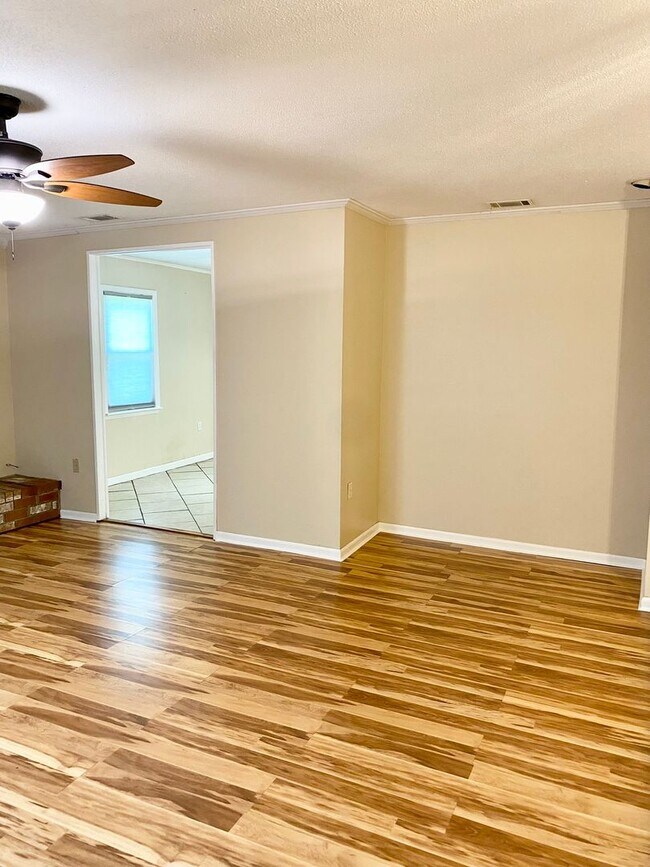 Building Photo - Available Now *Whitfield Park* 3BR/2BA home with Fenced backyard- Good schools!