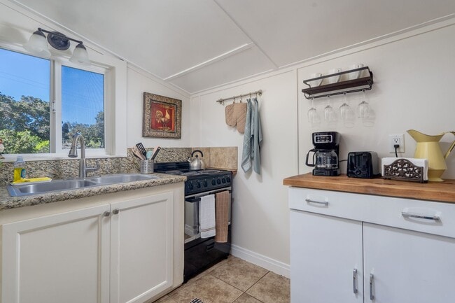 Building Photo - 273 W Carmel Valley Rd