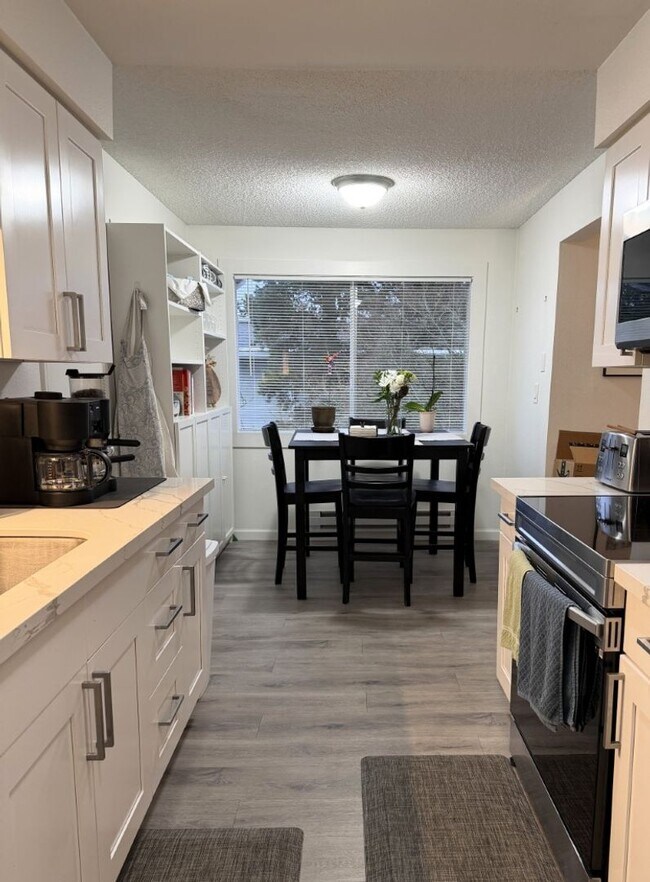 Building Photo - 2Bd/1.75Ba Redmond Condo