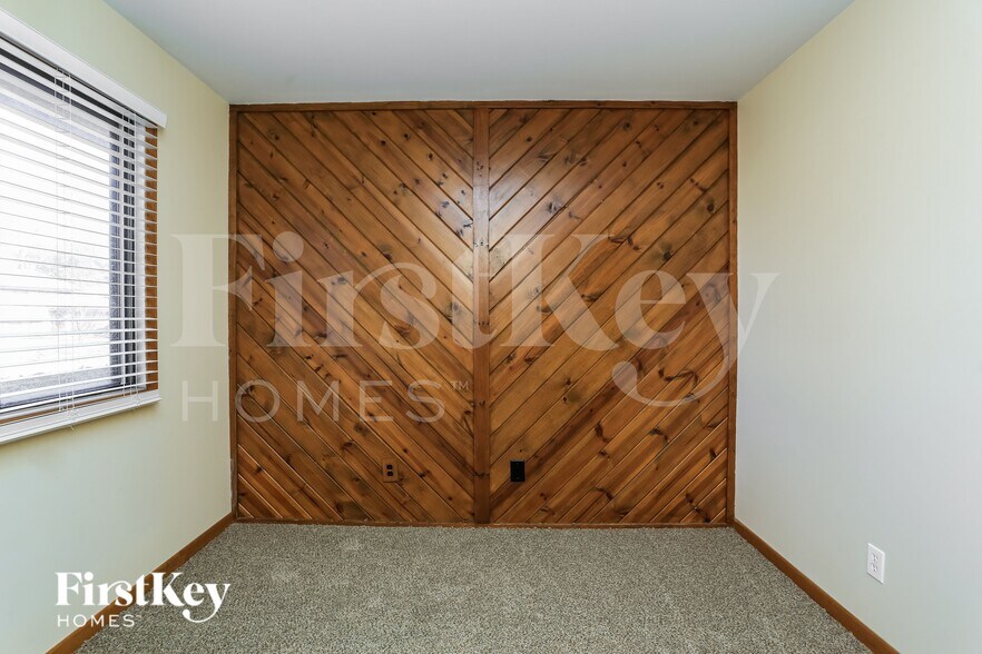 Building Photo - 915 Camelot Dr