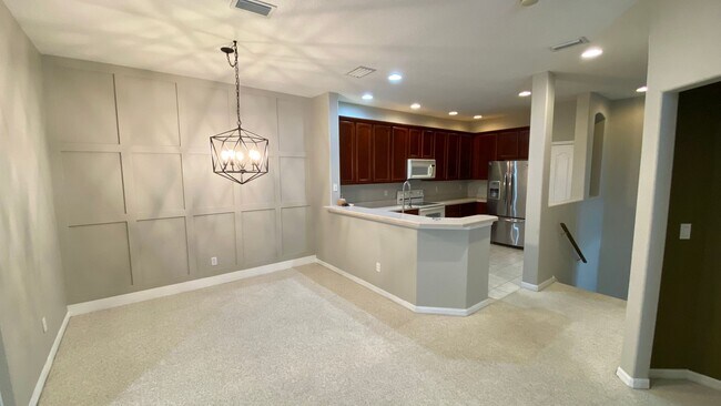 Building Photo - 2 Bedroom, 2 Bath Townhome in Beautiful La...