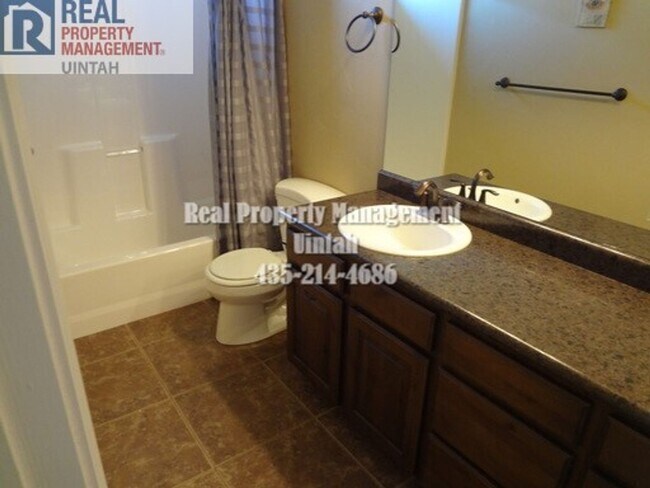 Building Photo - 3 Bedroom Condo With 2 Car Garage.