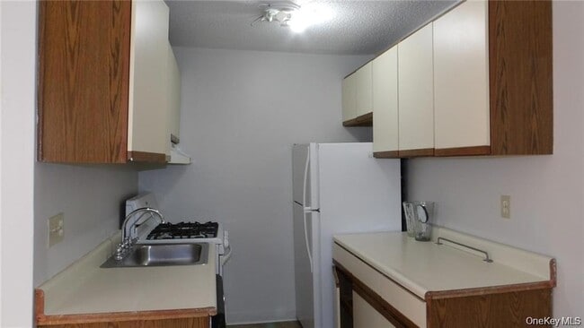 Building Photo - 502 Barclay Manor