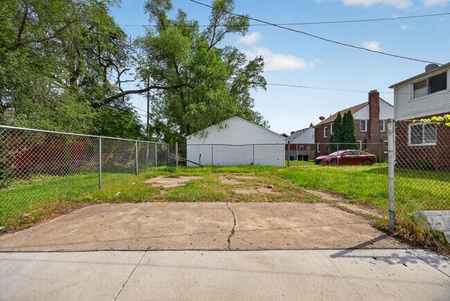 Building Photo - Spacious 3 bed 1.5bath Brick Colonial