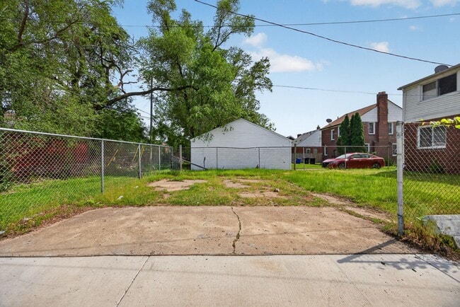 Building Photo - Spacious 3 bed 1.5bath Brick Colonial **Open House Sat June 6th from Noon to 1pm**