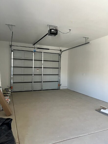 Building Photo - 112 S Avenue B