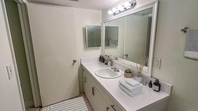 Building Photo - 8343 Lake Dr