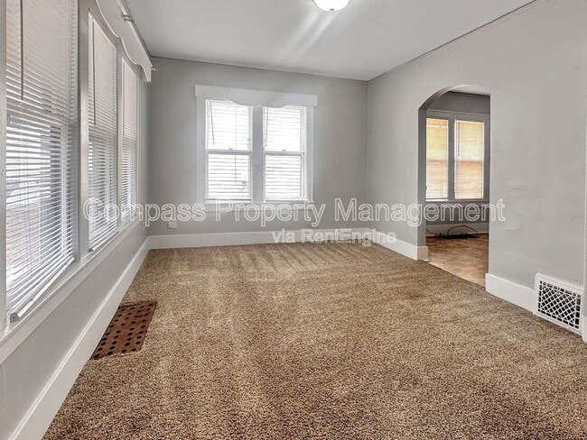 Building Photo - 705 Knapp St NE
