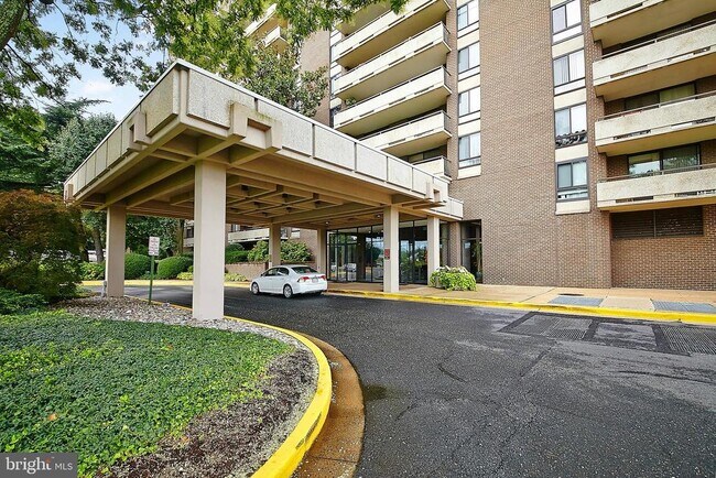 Building Photo - 1800 Old Meadow Rd