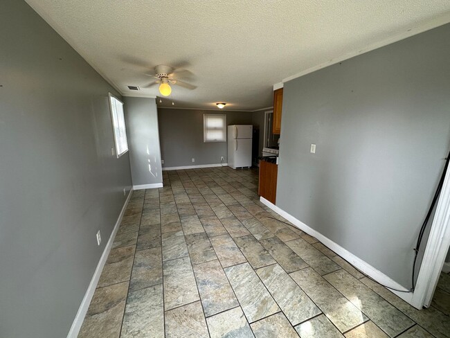 Building Photo - 1 BR/1 BA house with utilities included!