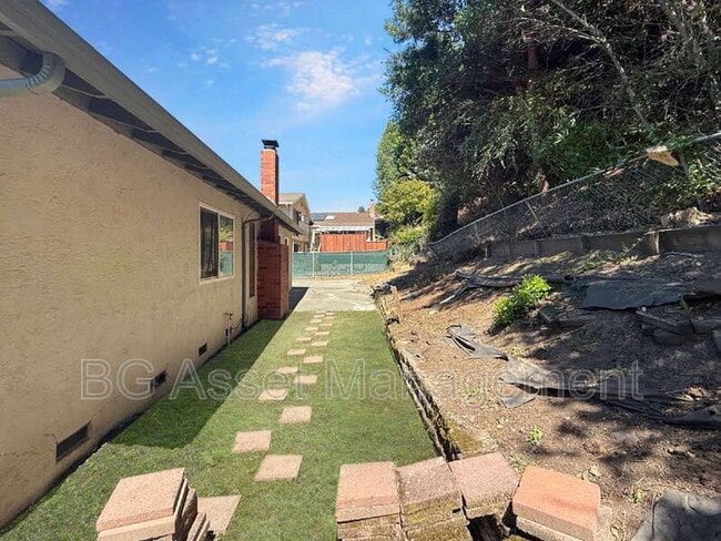 Building Photo - 2672 Doidge Ave