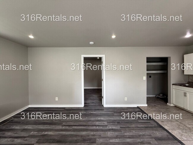 Building Photo - $595 - Available NOW! Beautiful 1 bedroom/ 1 bathroom Duplex