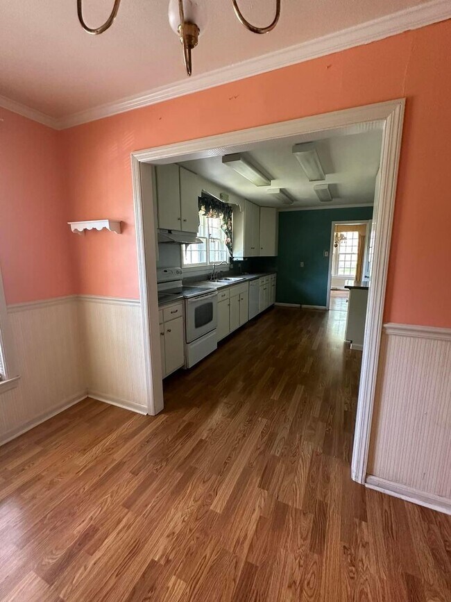 Building Photo - 3 Bed 1 Bath Brick Home - Corner Lot