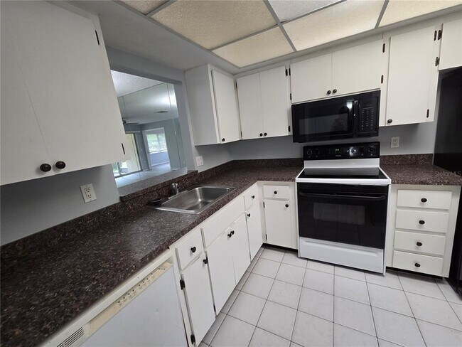 Building Photo - 7056 W Country Club Dr N