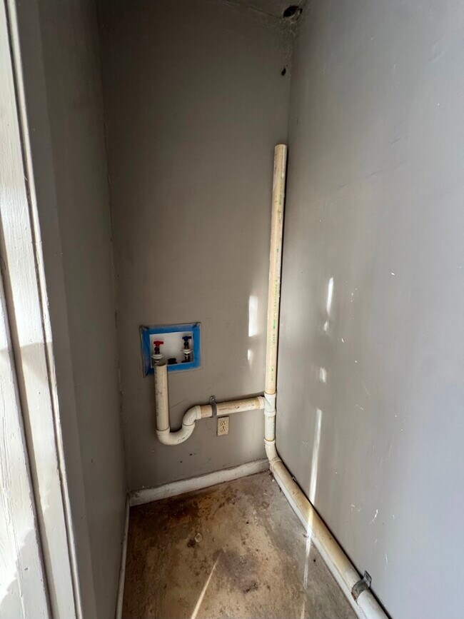 Building Photo - 2662 Carver