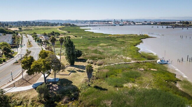 Building Photo - 526 Wilson Ave