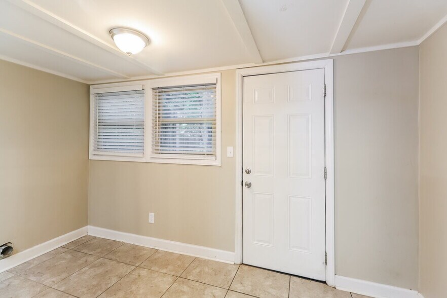 Building Photo - 3924 Broadview Dr