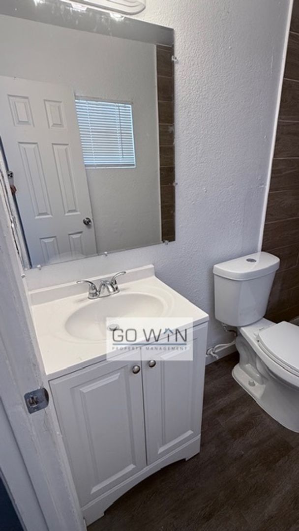 Building Photo - 4 Bed/ 2 Bath - House W/ Large Backyard