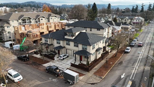 Building Photo - NEW 4 Bedroom / 4.5 Bath Townhome. A/C in every bedroom