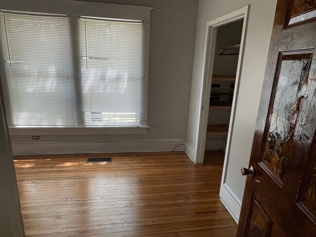 Building Photo - 820 College St