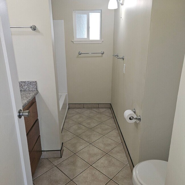 Building Photo - **MOVE IN SPECIAL** 1/2 OFF 1ST MONTH