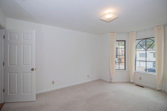 Building Photo - Spacious 3 Bed/2 Bath Flat with Stunning City Views | AMSI | Alexandr Metlinski