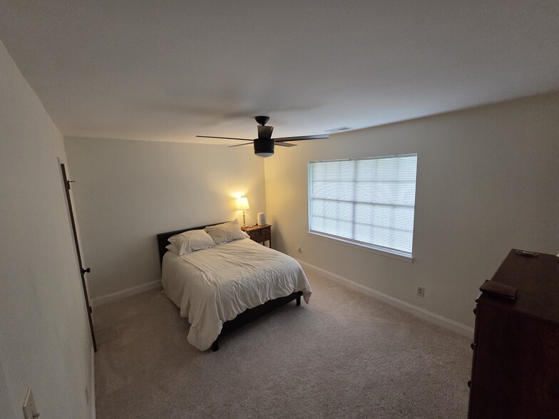 Building Photo - 128 Bluegrass Dr