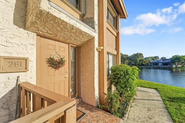 Building Photo - 261 Wimbledon Lake Dr