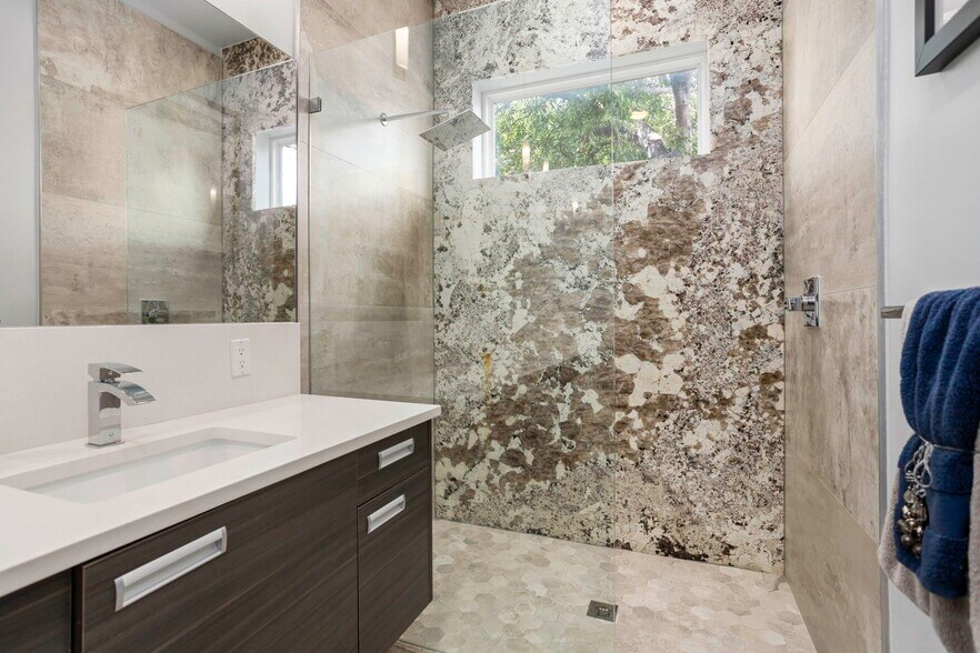 Building Photo - 326 Clay