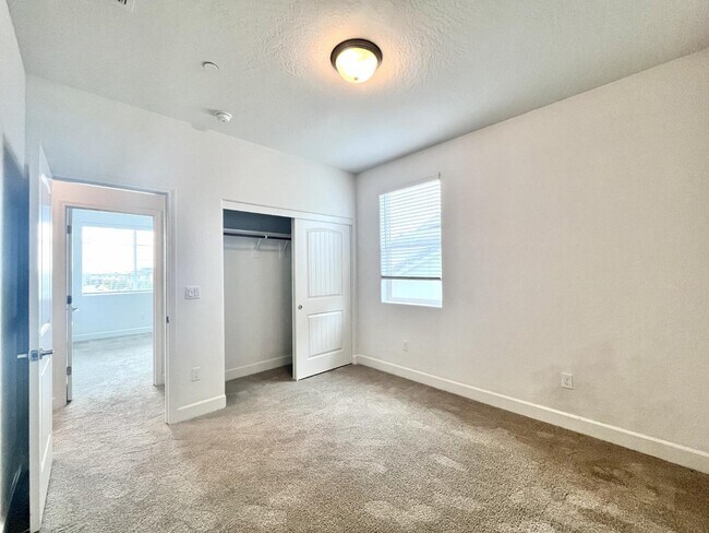 Building Photo - 377 Traverse Dr S