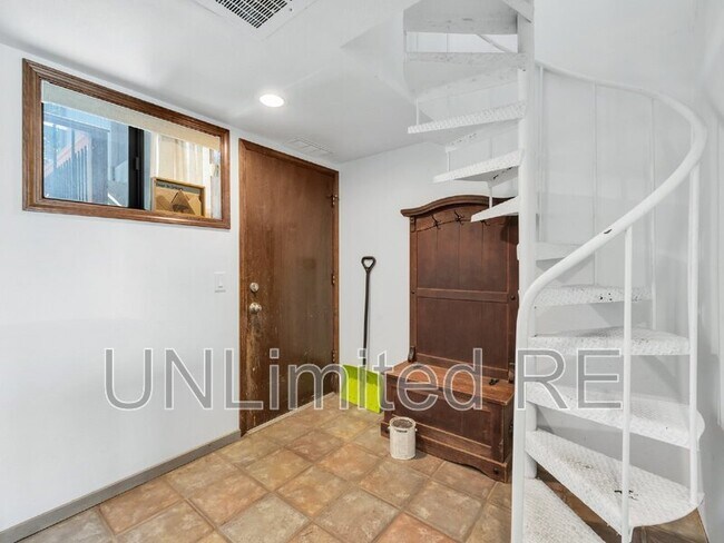 Building Photo - 5700 N Villa Cir
