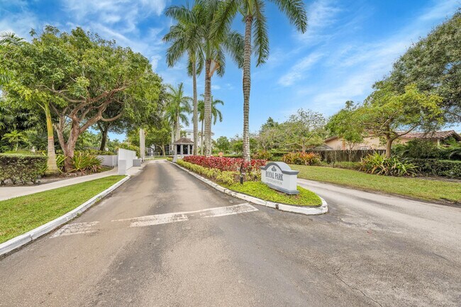 Building Photo - 118 Royal Pk Dr