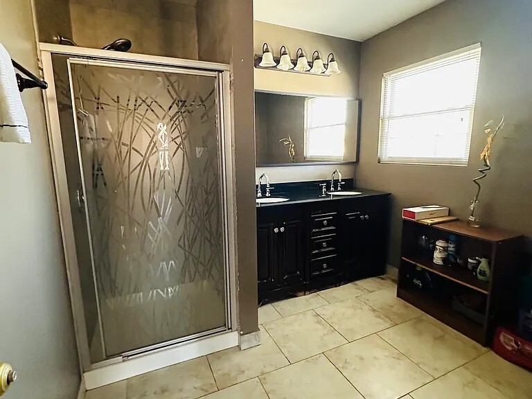 Master Bathroom - 1617 Estate Cir