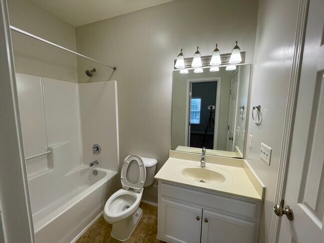 Building Photo - 1047 McKenna Dr