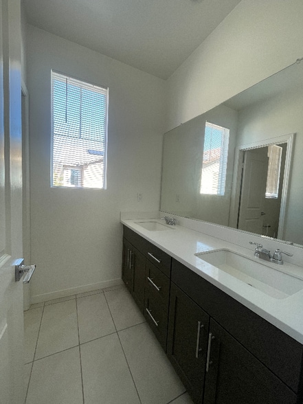 Building Photo - 16254 Lozano St