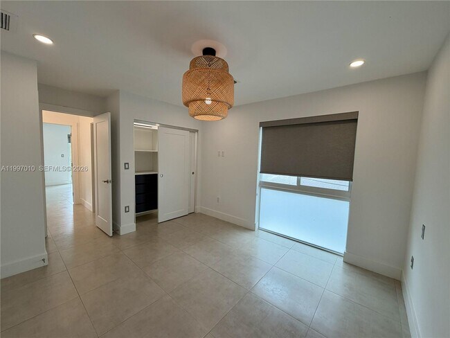 Building Photo - 540 SW 6th Ave