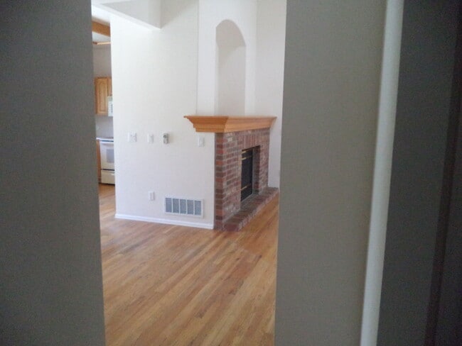 Building Photo - 3 bedrooms plus loft!  Main Floor Master plus so much more!