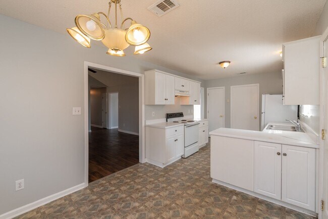 Building Photo - Charming Pepperidge Home with Fireplace & Large Backyard