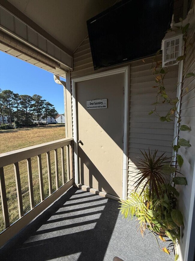 Building Photo - 1095 Plantation Dr W